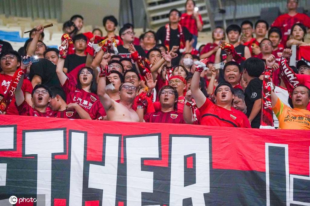 这些小人物坚强而严正地维护着个人的尊严并不惜为此付出高昂的代价。